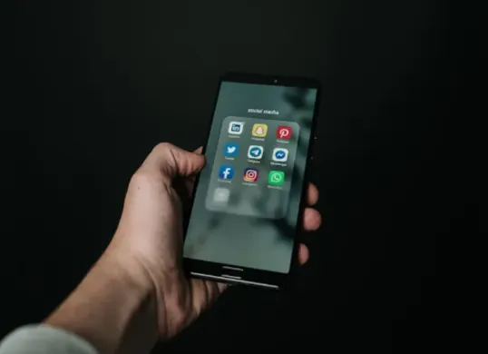 Mengatasi masalah nomor HP yang tidak bisa menerima SMS dan kode verifikasi OTP. (Sumber: Pexels/Magnus Mueller)