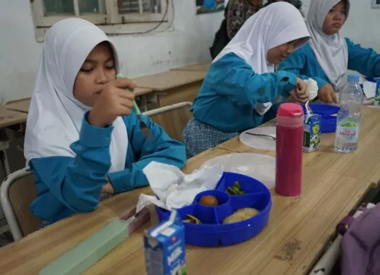 Program makan bergizi gratis merupakan inisiatif unggulan BGN untuk mengatasi permasalahan gizi buruk yang masih menjadi tantangan di Indonesia. (Sumber: Pinterest/RIzki)