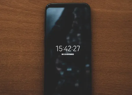 Panduan mudah mengatasi HP hang dengan baterai tanam, cukup tekan dan tahan tombol power untuk merestart perangkat. (Sumber: Pexels/Sebastiaan Stam)