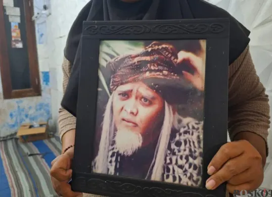 Kakak ipar Sandy Permana, Amelia, 41 tahun, saat memperlihatkan foto korban semasa hidup, Minggu, 12 Januari 2025. (Sumber: Poskota/Ihsan Fahmi)