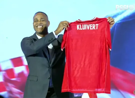 Patrick Kluivert resmi diperkenalkan sebagai pelatih anyar Timnas Indonesia di Hotel Mulia, Jakarta Pusat, hari ini. (Sumber: YouTube/PSSI TV)