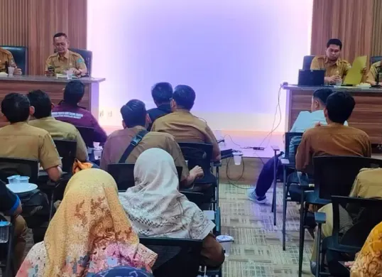 Sejumlah pegawai honorer saat menemui pejabat BKPSDM Kabupaten Serang, Senin, 13 Januari 2025. (Sumber: Poskota/Rahmat Haryono)