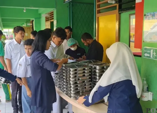 Pelaksanaan MBG di wilayah Jakarta. (Sumber: Poskota/Pandi Ramedhan)