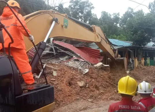 Sebuah alat berat dikerahkan untuk mengevakuasi korban longsor di Kota Batam hari ini Senin, 13 Januari 2025. (Sumber: Dok BNPB)