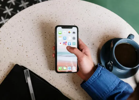 Ilustrasi cara menghapus foto di iPhone (Sumber: Pexels/cottonbro studio)