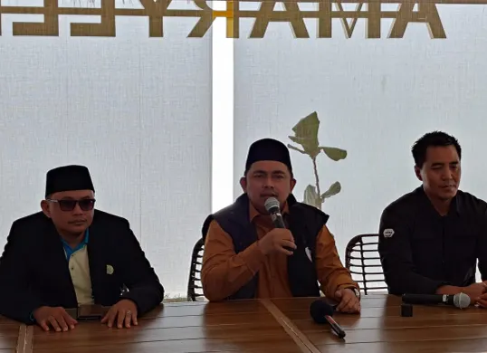 Manajemen PIK 2 Toni (kanan) di Tangerang, Minggu, 12 Januari 2025 menyampaikan terkait pembangunan PSN dilakukan di atas area lahan bekas hutan lindung mangrove. (Sumber: Dok. Manajemen PIK 2)