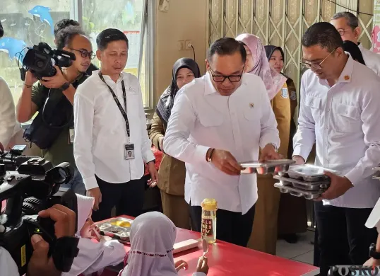 Wakil Menteri Investasi dan Hilirisasi/Wakil Kepala Badan Koordinasi Penanaman Modal (BKPM), Todotua Pasaribu saat melakukan pemantauan makan bergizi gratis (MBG) di SDN Lengkong Gudang, Serpong, Kota Tangerang Selatan. (Sumber: Poskota/Veronica)