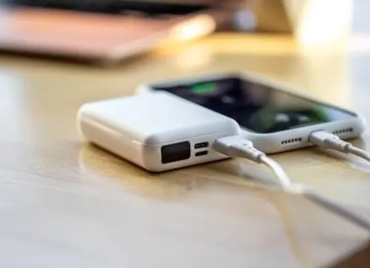 Ilustrasi power bank hp (Sumber: Freepik/pvproductions)