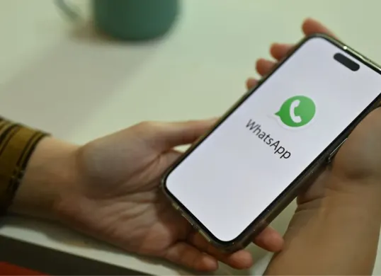 Berikut lima cara mengebalikan pesan WhatsApp yang terhapus. (Sumber: Canva/Bongkarngraphic)