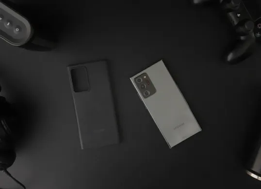 Ilustrasi speaker pada handphone. (Sumber: Pexels/Emmanuel Jason Eliphalet)