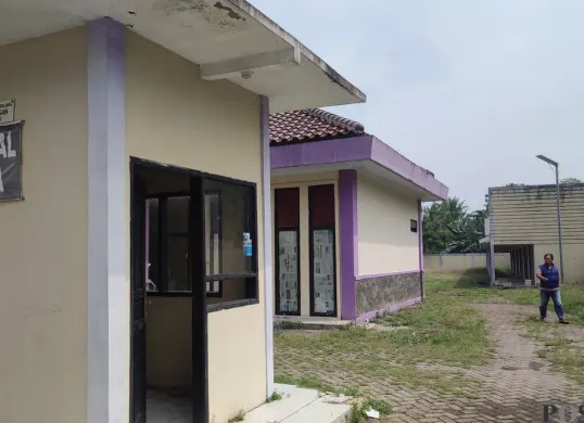 Terminal angkot di Kecamatan Carita, Kabupaten Pandeglang, terbengkalai, Senin, 13 Januari 2025. (Sumber: Poskota/Samsul Fatoni)