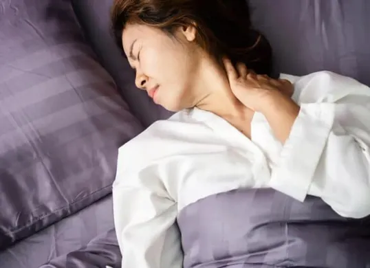 Beberapa cara mengatasi sakit leher akibat salah bantal (Sumber: Freepik)
