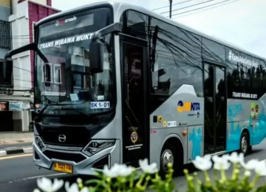 Program layanan gratis bagi penumpang BisKita Trans Wibawa Mukti diputuskan diperpanjang oleh Pemerintah Kabupaten (Pemkab) Bekasi, Jawa Barat hingga akhir tahun 2025. (Sumber: Instagram @Indonesia2025_)
