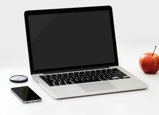  Tips pilih laptop programming. (Sumber: Pexels/karsten madsen | Foto: Ilustrasi laptop.)