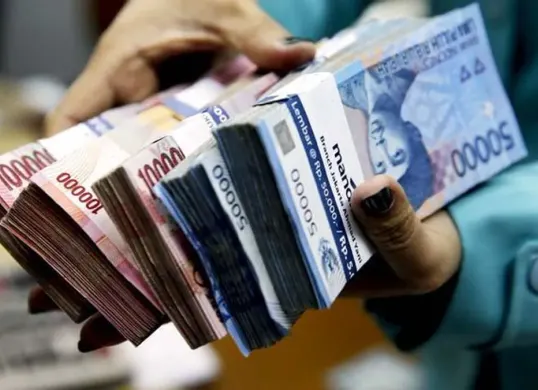 Saldo dana bansos PKH BPNT cair via PT Pos Indonesia, namun jumlah penerima diketahui berkurang dua kali lipat. (Sumber: Pinterest)