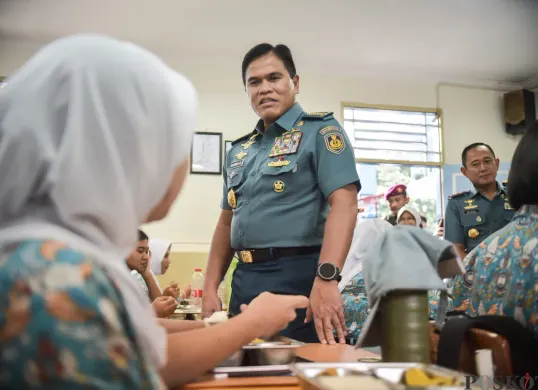 Kepala Staf Angkatan Laut Laksamana TNI Muhammad Ali mengunjungi dapur makanan bergizi gratis Sekolah Staf dan Komando Angkatan Laut atau (Seskoal) Cipulir, Jakarta Selatan, Selasa, 14 Januari 2025. (Sumber: Poskota/Bilal Nugraha Ginanjar)