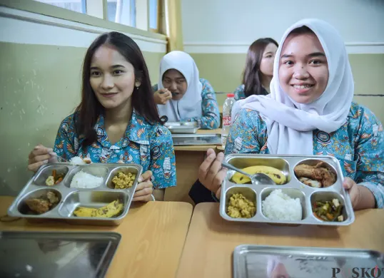 Ilustrasi program Makan Bergizi Gratis, tiga pengusaha katering di Kota Batu kena tipu MBG mencatut pegawai Diskominfo Kota Batu. (Sumber: Poskota/ Bilal Nugraha Ginanjar)