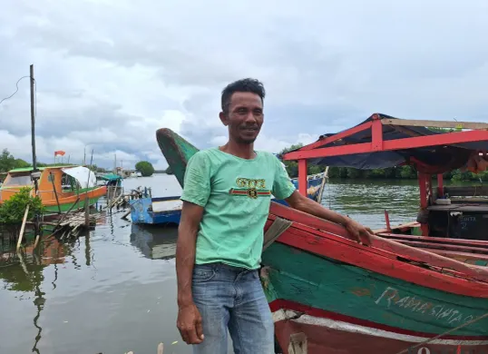 Mitun, 28 tahun, seorang nelayan di Desa Segarajaya, resah hasil tangkapan ikannya berkurang setelah berdirinya pagar laut di Tarumajaya, Kabupaten Bekasi. (Sumber: Poskota/Ihsan Fahmi)