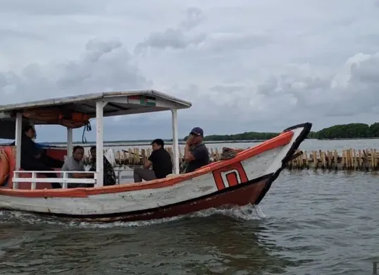 Pagar bambu terbentang di pesisir laut kawasan Kampung Paljaya, Desa Segarajaya, Kecamatan Tarumajaya, Kabupaten Bekasi, Selasa, 14 Januari 2025. (Sumber: Poskota/Ihsan Fahmi)