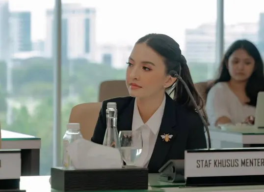 Raline Shah telah resmi menjabat sebagai stafsus Komdigi dengan deretan tugas yang menanti. (Sumber: Instagram/@ralineshah)