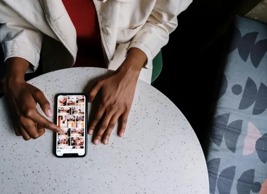 Ada cara yang bisa dilakukan untuk kirim foto HD di WhatsApp yang bisa dilakukan. (Sumber: Pexels/cottonbro studio)