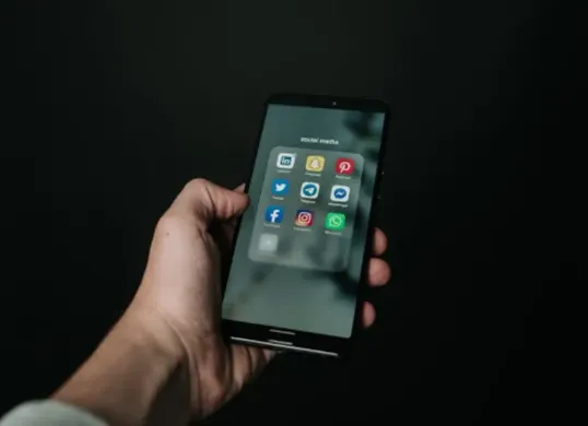 Jaga keamana whatsapp dengan melindunginya. (Sumber: Pexels/Magnus Mueller)