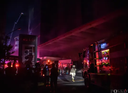 Sejumlah petugas pemadam kebakaran berupaya memadamkan kobaran api sambil mengevakuasi warga yang terjebak dari musibah kebakaran di Glodok Plaza, Tamansari, Jakarta Barat, Rabu 15 Januari 2025. (Sumber: Poskota/Bilal Nugraha Ginanjar)