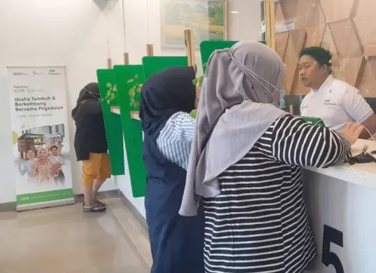 Pelaku UMKM tengah mengajukan KUR Syariah di kantor Pegadaian terdekat. Program ini membantu pengembangan usaha dengan bunga rendah dan syarat fleksibel. (Sumber: Pinterest)