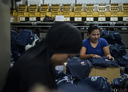 Sejumlah pekerja perempuan saat menyelesaikan proses pembuatan busana di salah satu konveksi. (Sumber: Poskota/Bilal Nugraha Ginanjar)