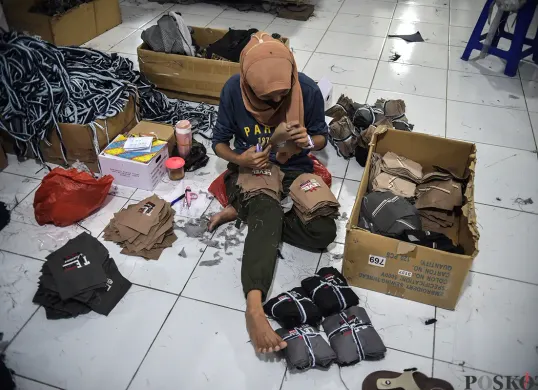 Sejumlah pekerja perempuan saat menyelesaikan proses pembuatan busana di salah satu konveksi. (Sumber: Poskota/Bilal Nugraha Ginanjar)