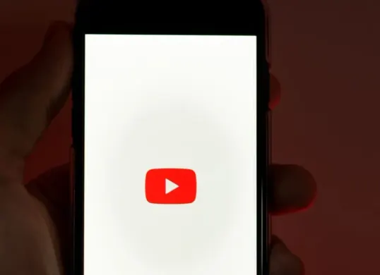 Cara memutar video YouTube sambil membuka aplikasi lain. (Canva)