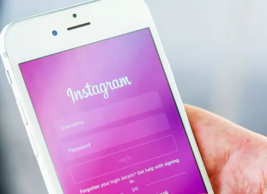 Cara login kembali akun Instagram yang lupa password. (Canva)