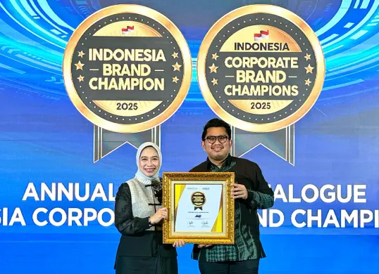 JNE raih penghargaan Indonesia Brand Champion 2025 kategori Jasa Pengiriman dalam acara Infobrand Summit 2025 di The Sultan Hotel & Residence, Jakarta Selatan, Kamis (16/1). (Sumber: Dok.JNE)