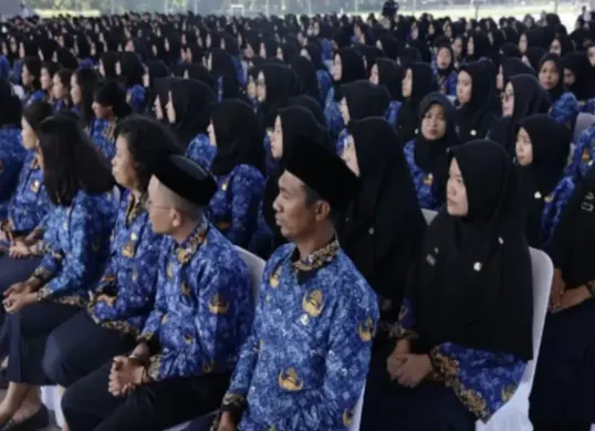 Tenaga honorer yang diangkat sebagai PPPK paruh waktu berpeluang naik status menjadi PPPK penuh waktu dengan syarat anggaran yang tersedia dan evaluasi kinerja yang baik. (Sumber: Pinterest)