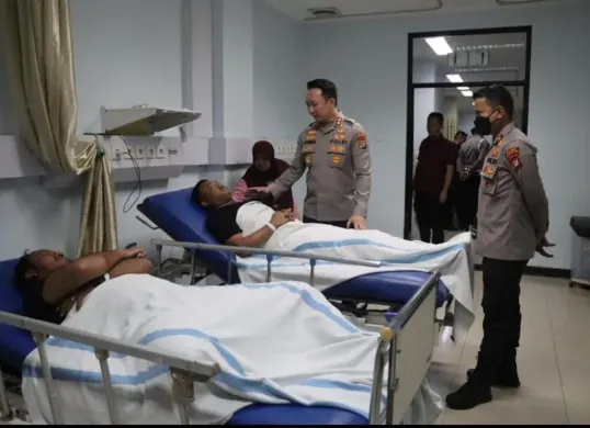 Korban penyiraman air keras saat membubarkan tawuran di perbatasan antara Ciputat Timur dengan Pamulang, di rawat Rumah Sakit Fatmawati, Jakarta Selatan, Jumat, 17 Januari 2025. (Sumber: Dok. Humas Polres Tangerang Selatan)