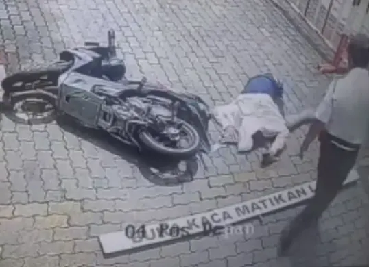Ilustrasi aksi curanmor di Bekasi terekam CCTV. (Sumber: Tangkap Layar Instagram/@mood.jakarta)
