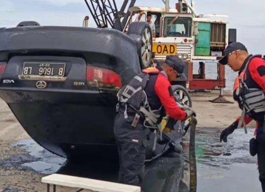 Mobil yang ditumpangi jenderal pensiunan Badan Intelejen Negara (BIN), Brigjen TNI (Purn) Hendrawan Ostevan akhirnya ditemukan di perairan Marunda, Jakarta Utara. (Sumber: Dok Istimewa)