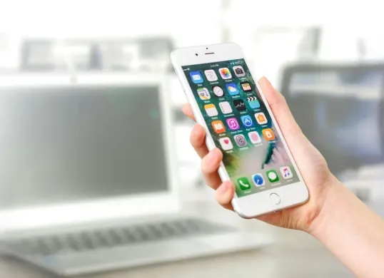 Penyimpanan iPhone yang selalu penuh, bisa diatasi dengan cara berikut. (Sumber: Pexels/AS Photography)