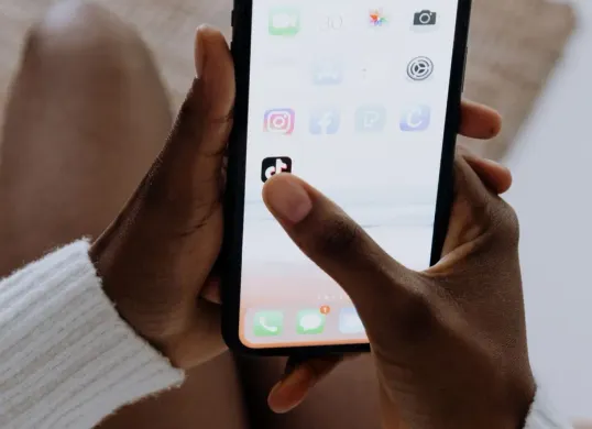 Cara menonaktifkan akun TikTok sementara tanpa menghapus secara permanen. (Canva)