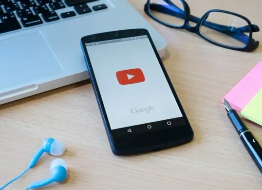 Cara mendapatkan uang gratis dari YouTube. (Sumber: Freepik.com/ijeab)