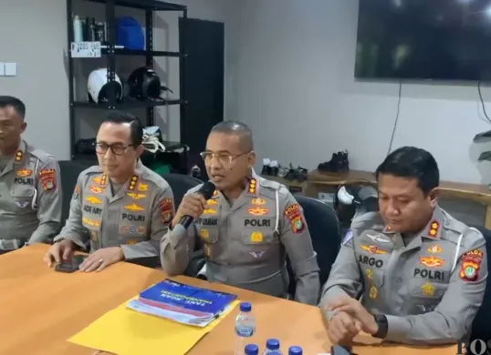 Dirlantas Polda Metro Jaya Kombes Pol Latif Usman (tiga dari kiri) saat memberikan keterangan kepada awak media di Polda Metro Jaya, Jakarta Selatan, Jumat, 17 Januari 2025. (Sumber: Poskota/Ali Mansur)