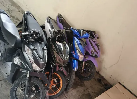 Polisi menyita empat unit motor matik yang digunakan para pelajar dalam aksi balap liar di Jalan Soekarno-Hatta, Kadungora, Kabupaten Garut, Sabtu 18 Januari 2025 dini hari. (Sumber: Dok. Humas Polres Garut)