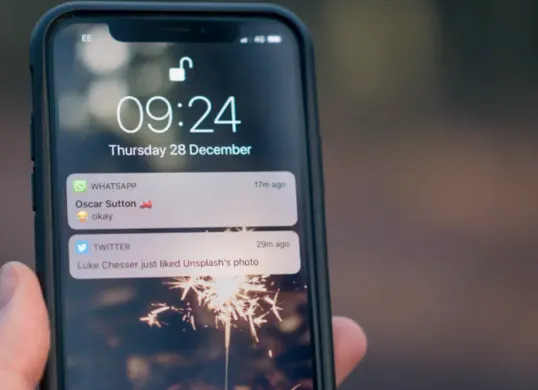 Notifikasi whatsapp lebih menarik dengan nada dering suara Google. (Sumber: Unsplash/Jamie Street)