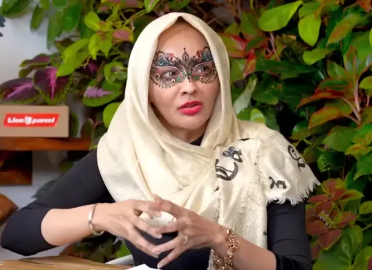 Profil lengkap Doktif, dokter kecantikan yang dikenal berani membongkar kandungan skincare berbahaya dan kini berseteru dengan dokter Richard Lee. (Sumber: Tangkap Layar YouTube/CURHAT BANG Denny Sumargo)