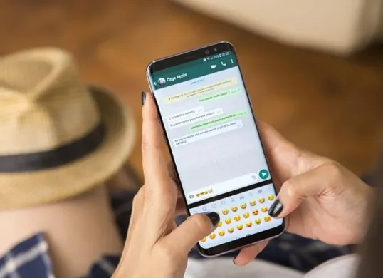 Ingin sembunyikan status online di WhatsApp? Simak cara mudahnya dengan versi asli aplikasi WhatsApp tanpa perlu aplikasi modifikasi. (Sumber: Pinterest/K. Makgill)