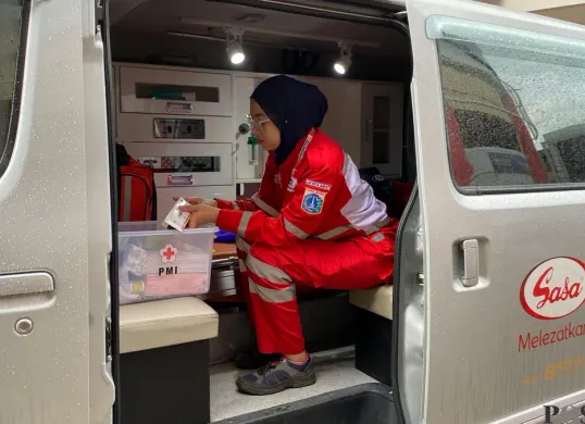 Siti Annisa, salah satu anggota PMI Jakarta yang bertugas dalam peristiwa kebakaran Glodok Plaza, Tamansari, Jakarta Barat, Sabtu, 18 Januari 2025. (Sumber: Poskota/ Pandi Ramedhan)