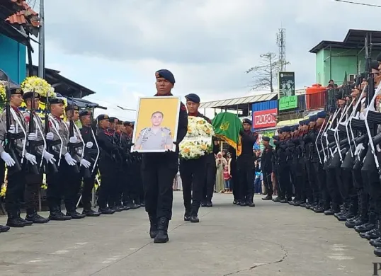 Prosesi upacara persemayaman Anggota Brimob Iqbal Anwar Arif Harahap dilakukan di Jalan Ki Ijo Bin Beih, Kelurahan Jakasetia, Kecamatan Bekasi Selatan, Kota Bekasi, Minggu pagi, 19 Januari 2025. (Sumber: Poskota/Ihsan)