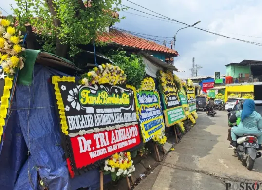 Karangan bunga membanjiri kawasan lokasi upacara persemayaman almarhum Briptu Iqbal Anwar Arif, di Jalan Ki Ijo Bin Beih, Kelurahan Jakasetia, Kecamatan Bekasi Selatan, Kota Bekasi, Minggu pagi, 19 Januari 2025. (Sumber: Poskota/Ihsan)