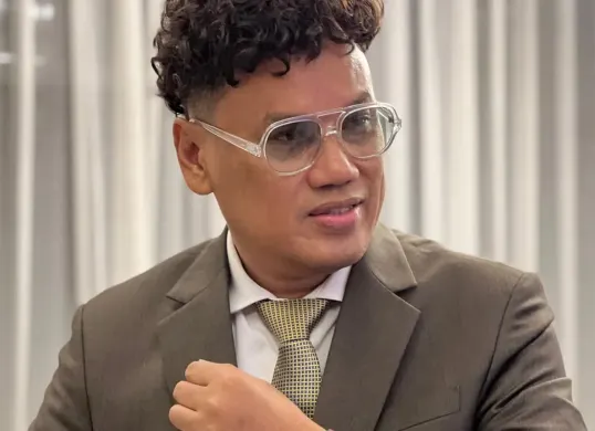 Mayoritas pelaku penjarahan rumah Uya Kuya adalah warga sekitar. Polisi selidiki peran provokator melalui bukti rekaman video media sosial. Baca selengkapnya. (Sumber: Instagram.@king_uyakuya)