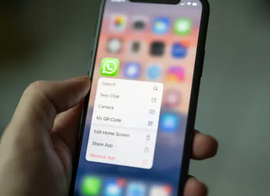 WhatsApp Blast memastikan promosi bisnis menjadi lebih efektif dan efiesien. (Sumber: Unsplash/Dimitri Karastelev)